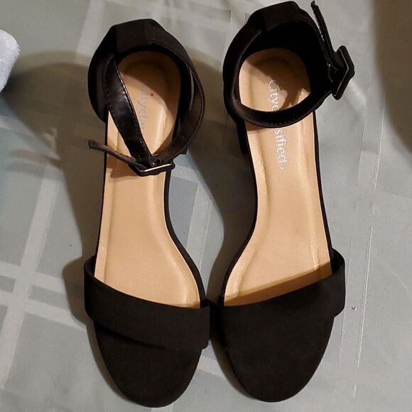 CITY CLASSIFIED  open toe low chunky  buckle  heel  sandal  7 1/2 - Picture 1 of 5